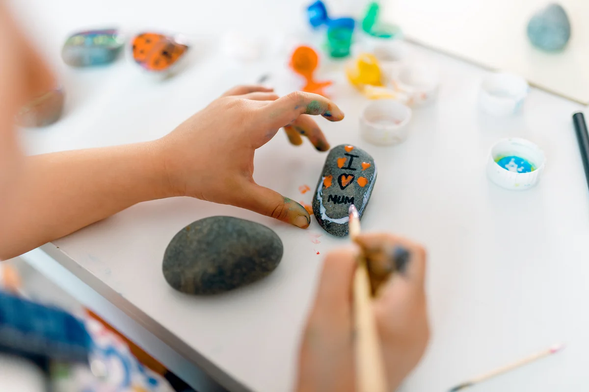 The kid who wrote her love for her mother on the stones