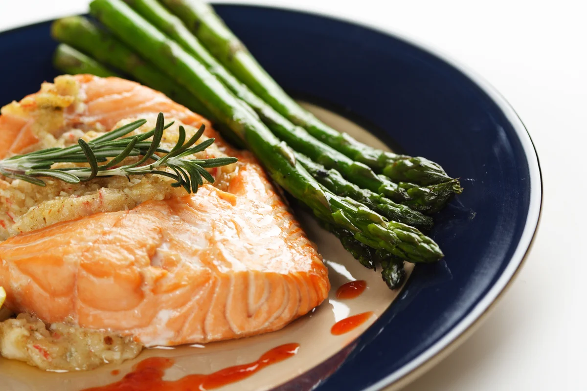 Stuffed salmon and asparagus