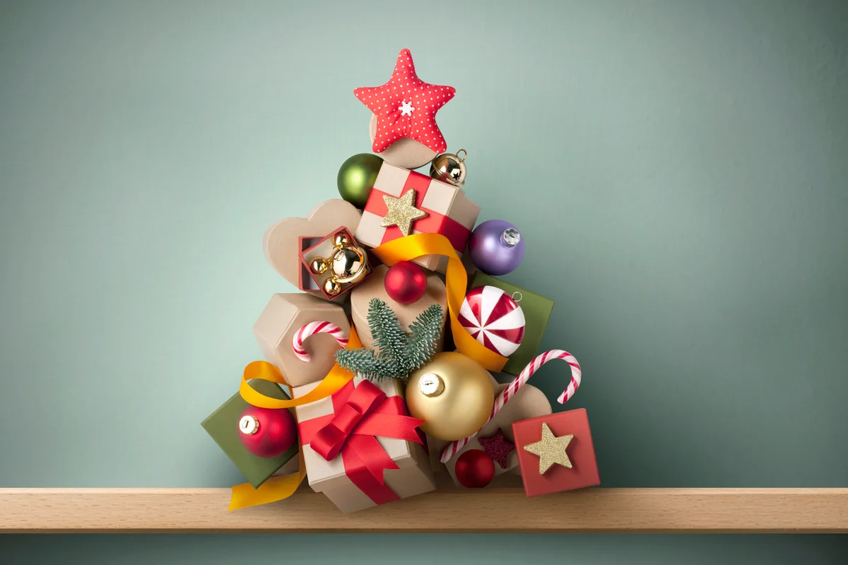 Christmas tree made ​​of gifts and decorations