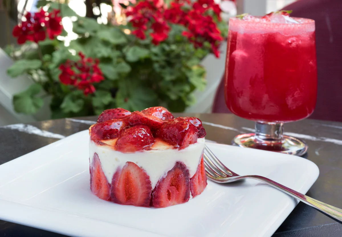 Strawberry cocktail and strawberry cake