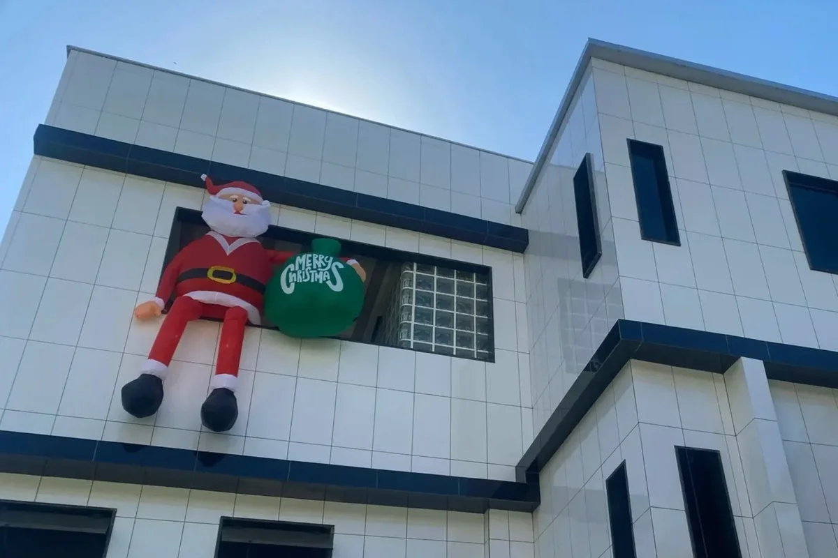8FT. Christmas Sitting Santa Claus Inflatable with LED Lights