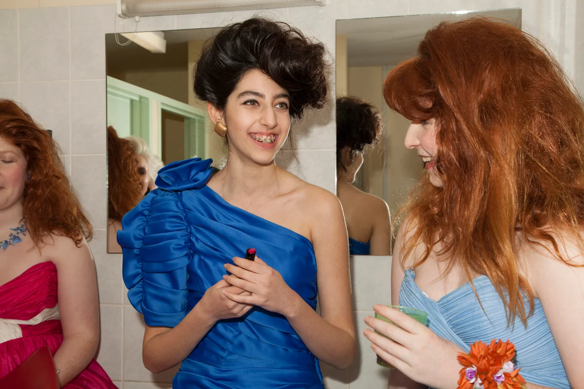 girls at an 80s prom