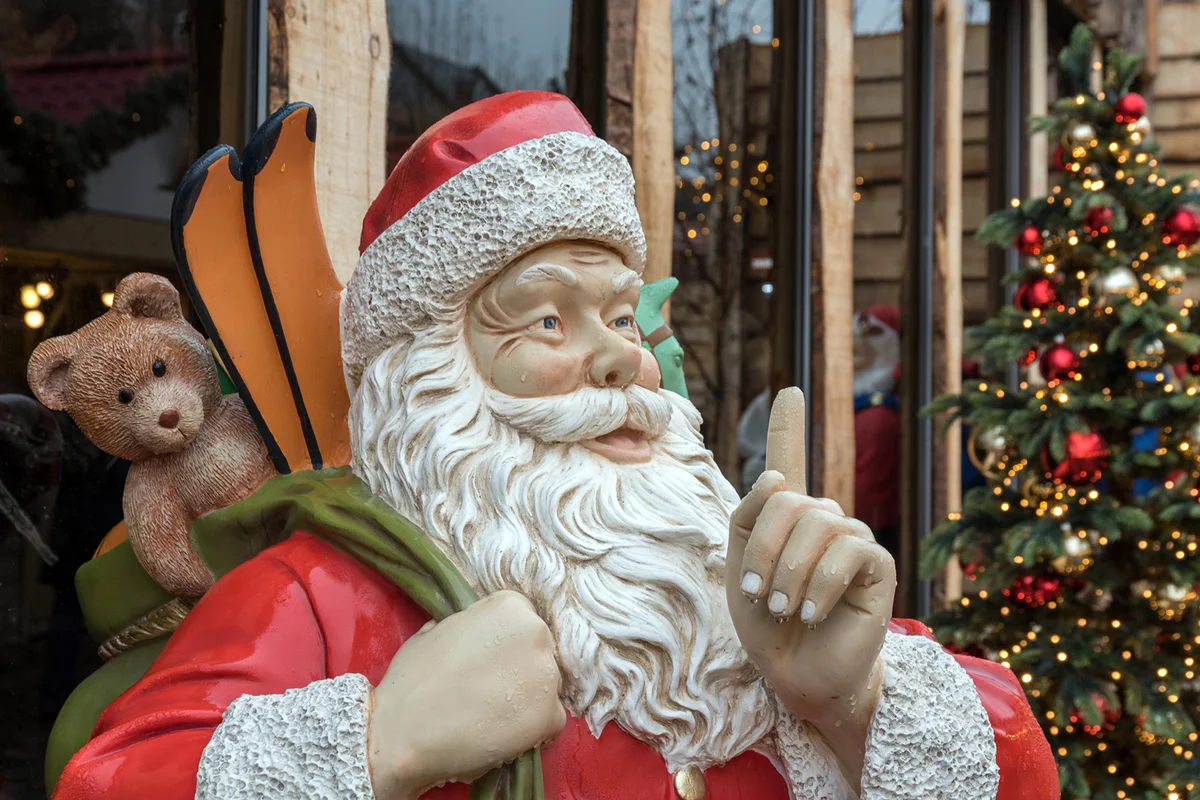 Santa Clauss statue