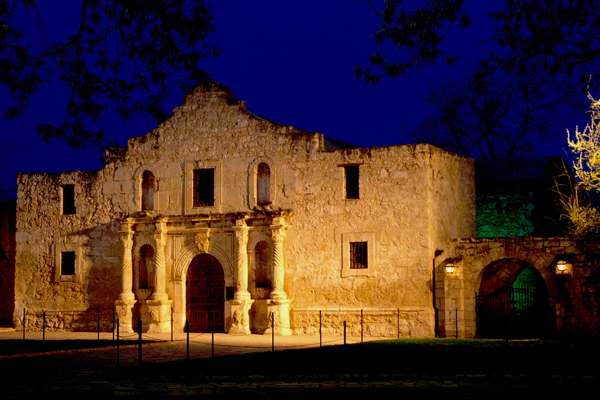 Mission San Antonio de Valeroj in Alamo (1744) at night