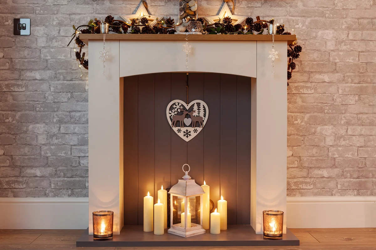 mantel with pinecone and cinnamon garland