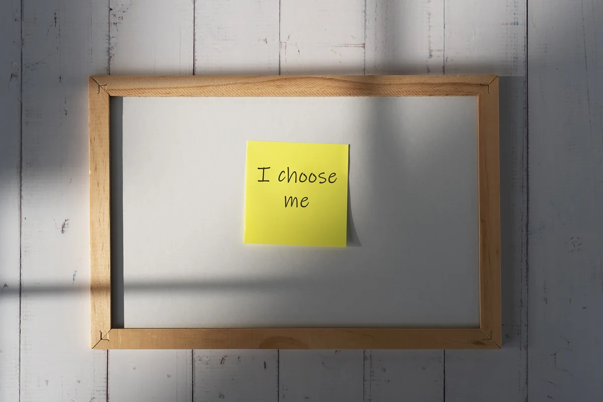 I choose me text on adhesive notes