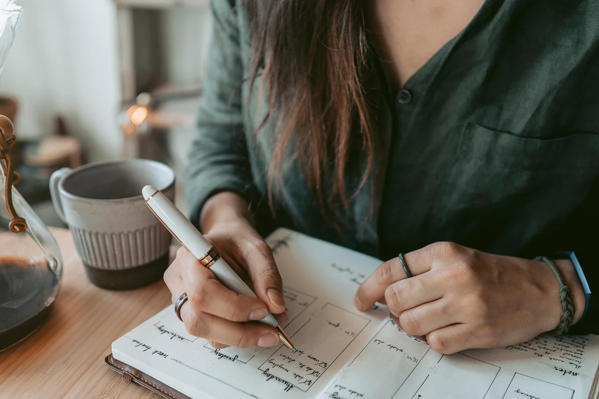 Woman taking notes in her agenda