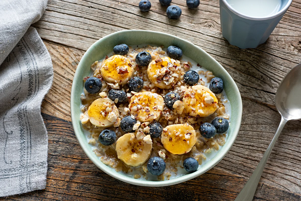 oatmeal with berries, bananas, and honey