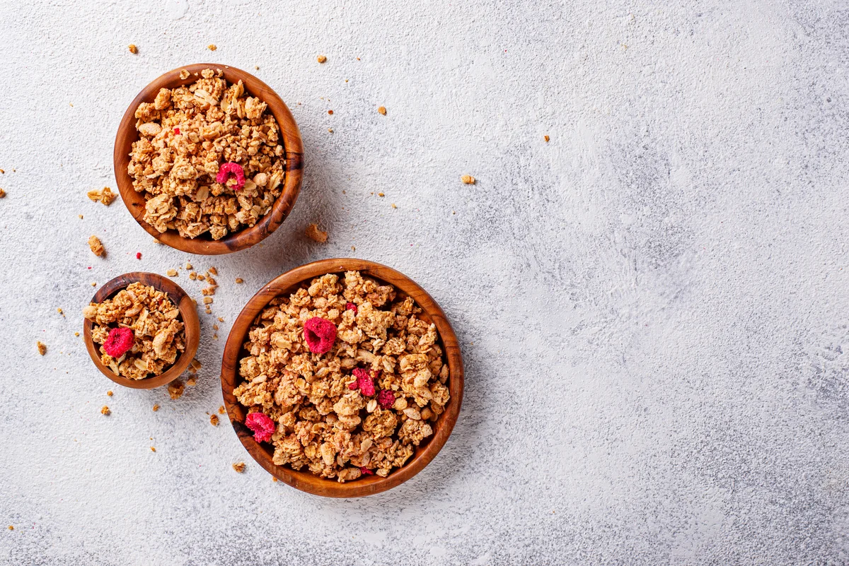 granola with dried raspberries