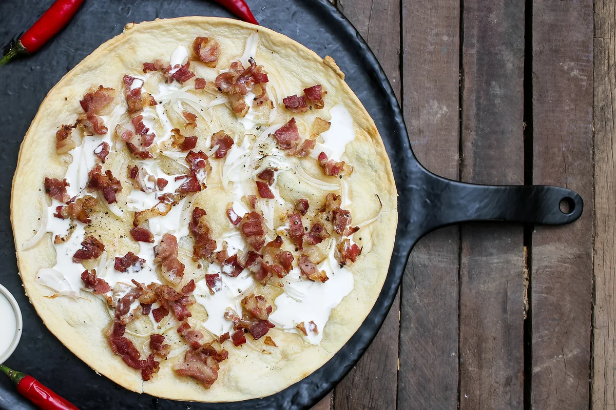 pizza with garlic cream cheese sauce