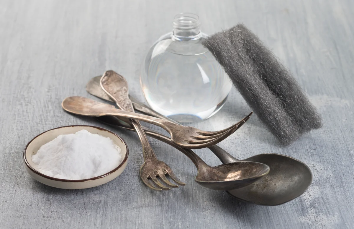 baking soda to clean silver