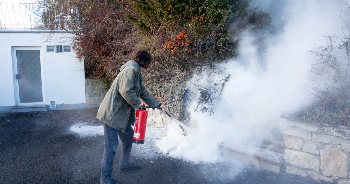 How to Safely Put Out a Fire (& When You Should Call 911)