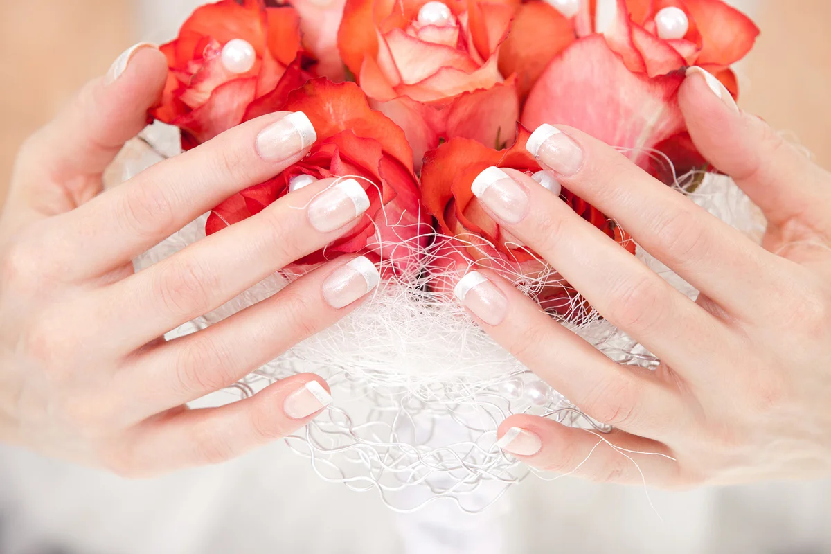 Focus on roses boquet and bride's hands