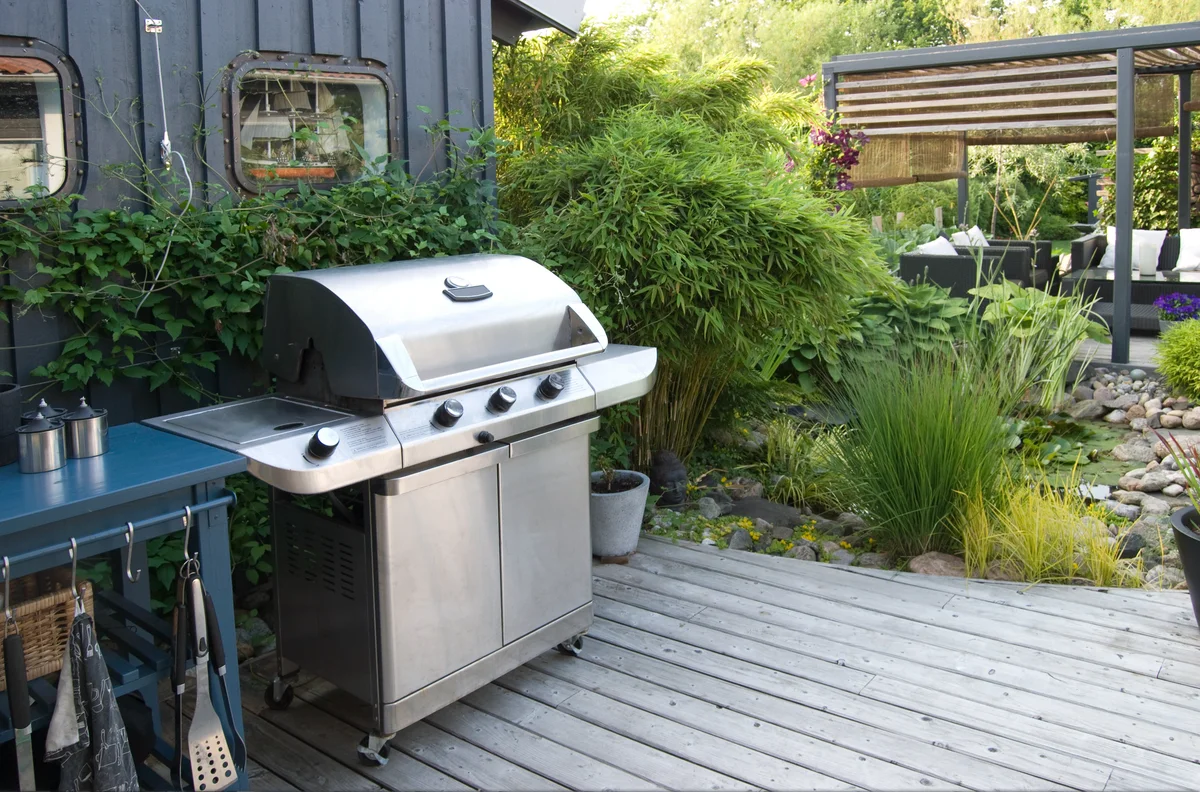 outdoor kitchen