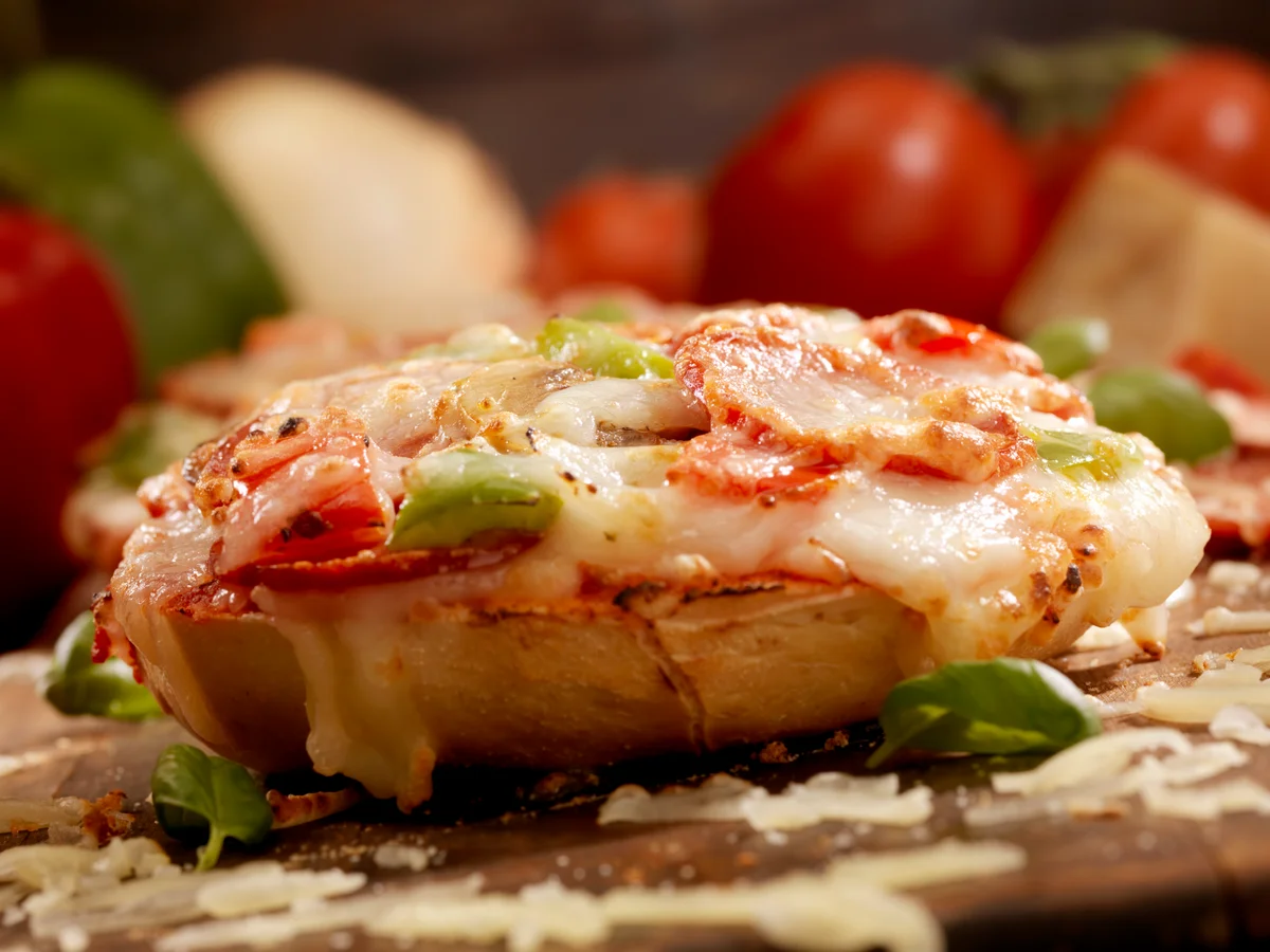 pizza bagel