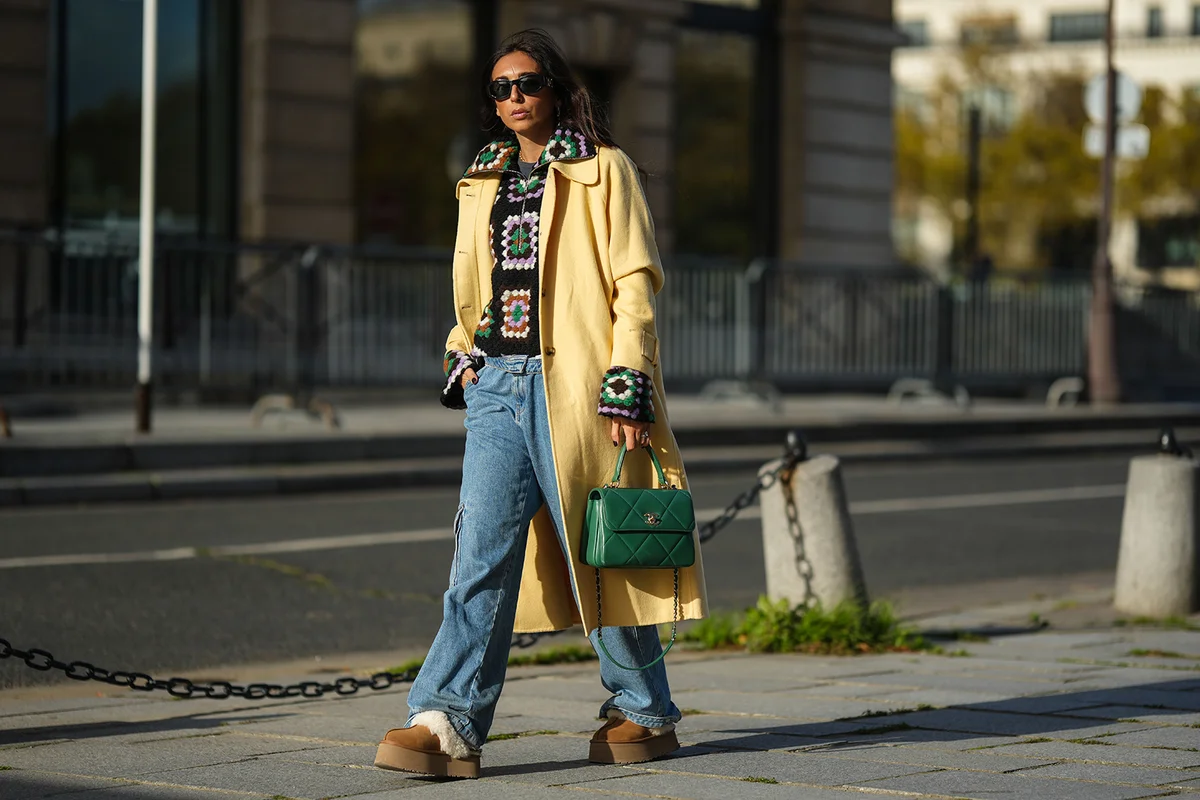 black / brown / green / purple / white print pattern puffy wool / zipper sweater from Gestuz, a pale yellow long coat from American vintage, a green shiny leather Coco Handle handbag from Chanel, silver rings, blue denim cargo large pants