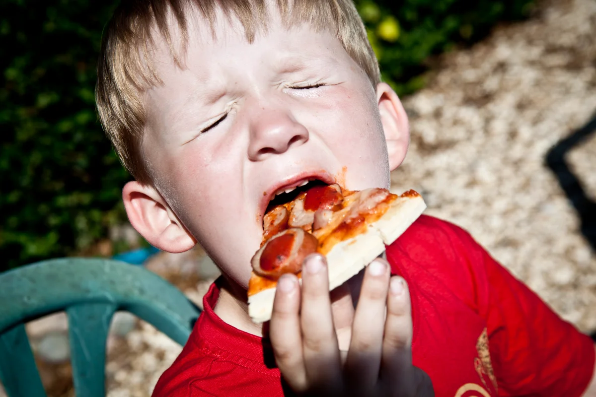 kid eating pizza