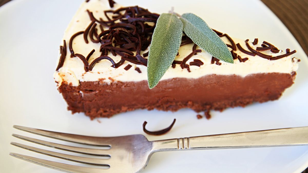 How to Make an Indulgent & Decadent Mississippi Mud Pie