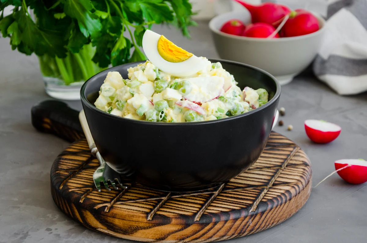 potato salad with peas
