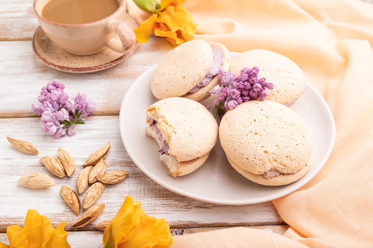 Cookies with lavender ice-cream