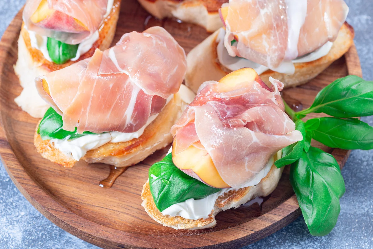 ham and peach bruschetta