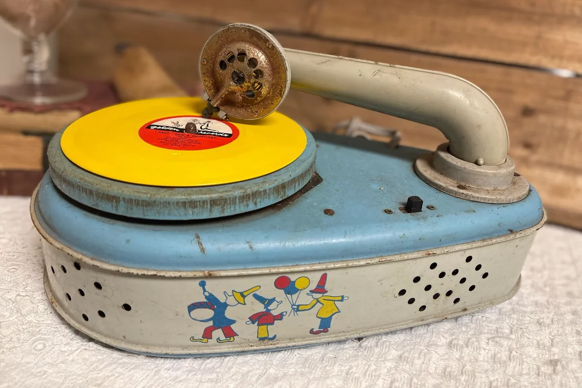 Childs vintage electric tin phonograph/record player