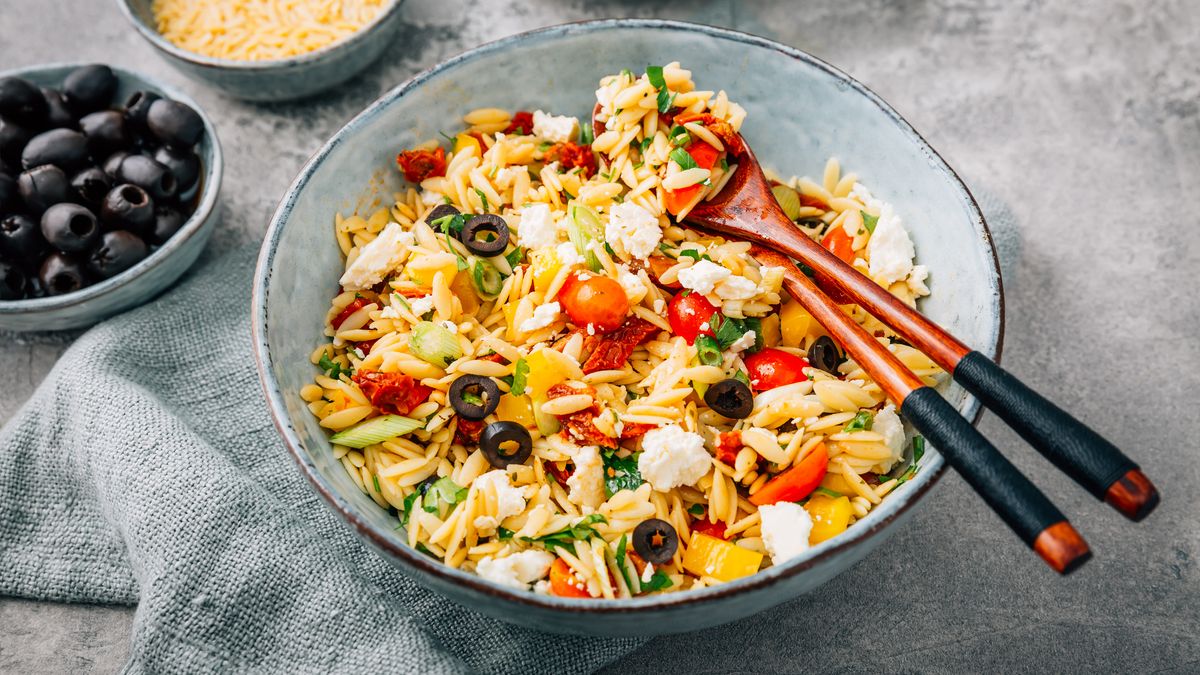 Vibrant Greek Pasta Salad Recipe to Jazz Up Your Next Potluck