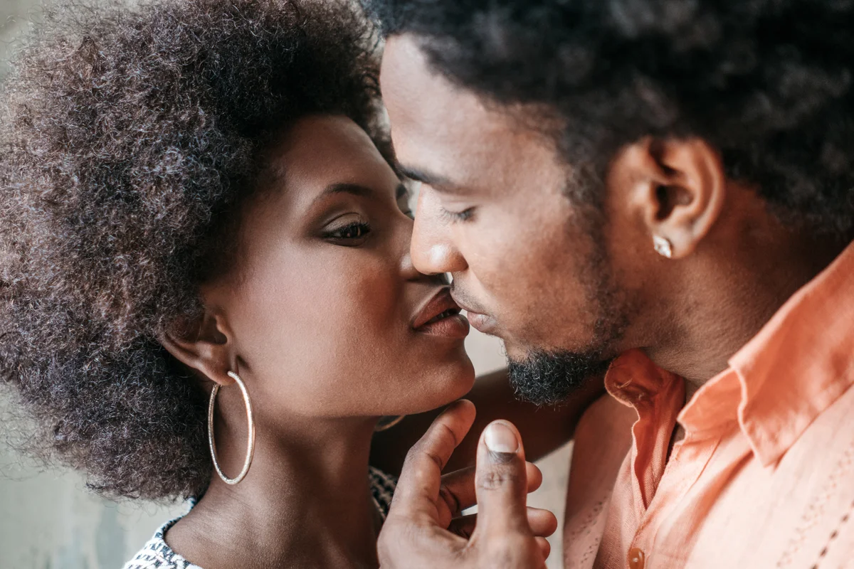 couple kissing