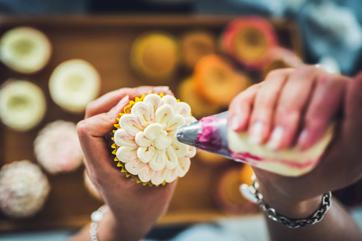 Woman decoration cupcakes