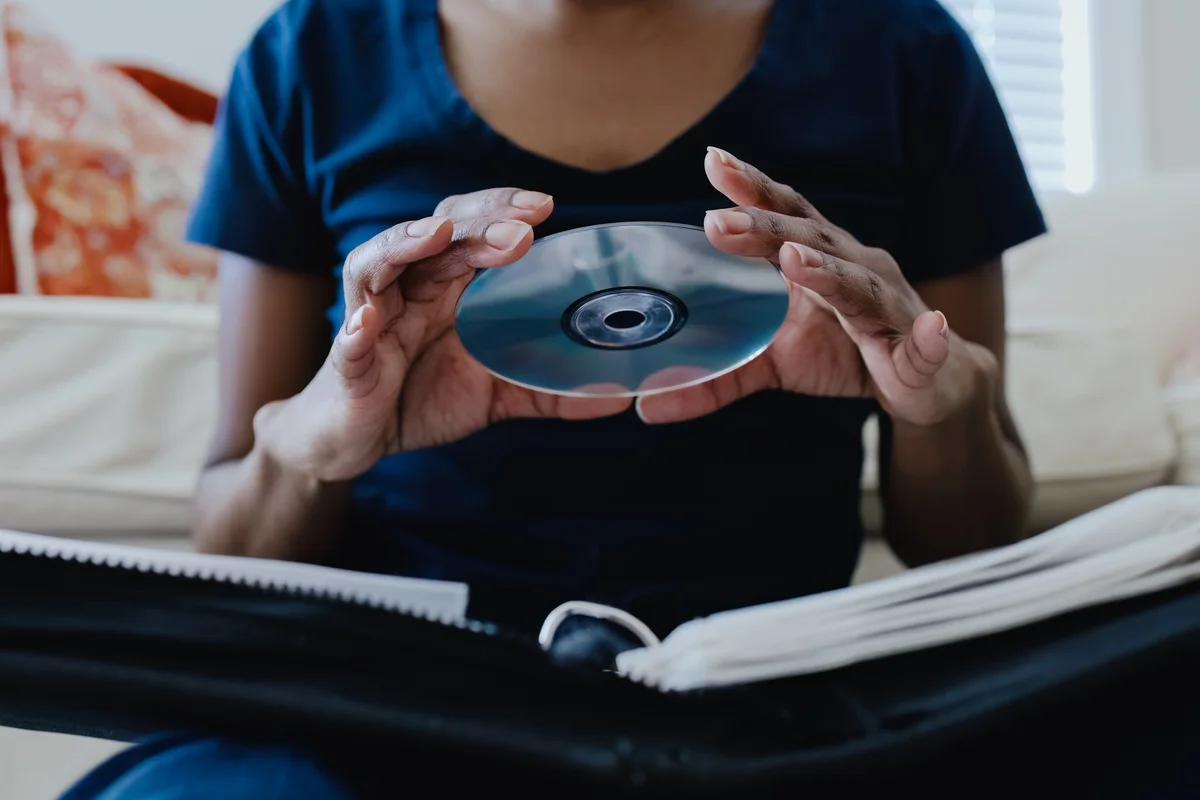 Person holding a disc by the edges