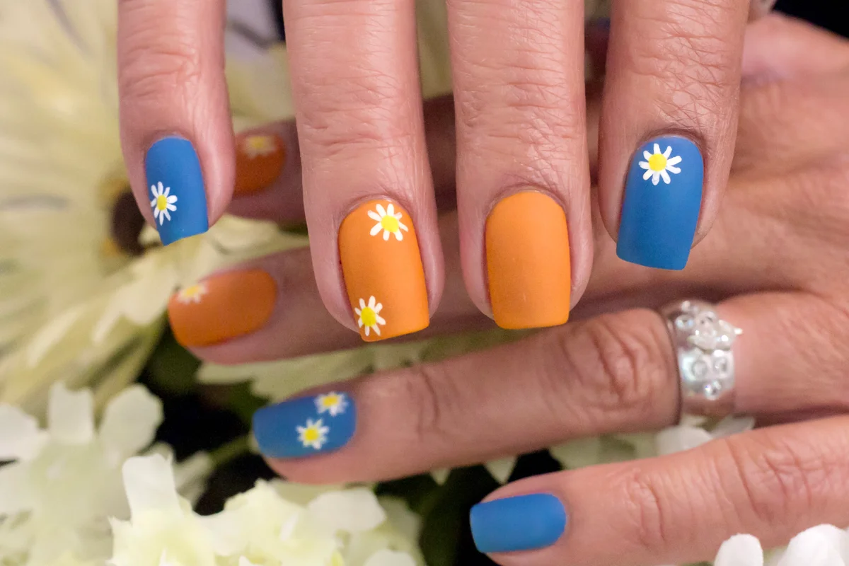 Daisy Flower Nail Art Design