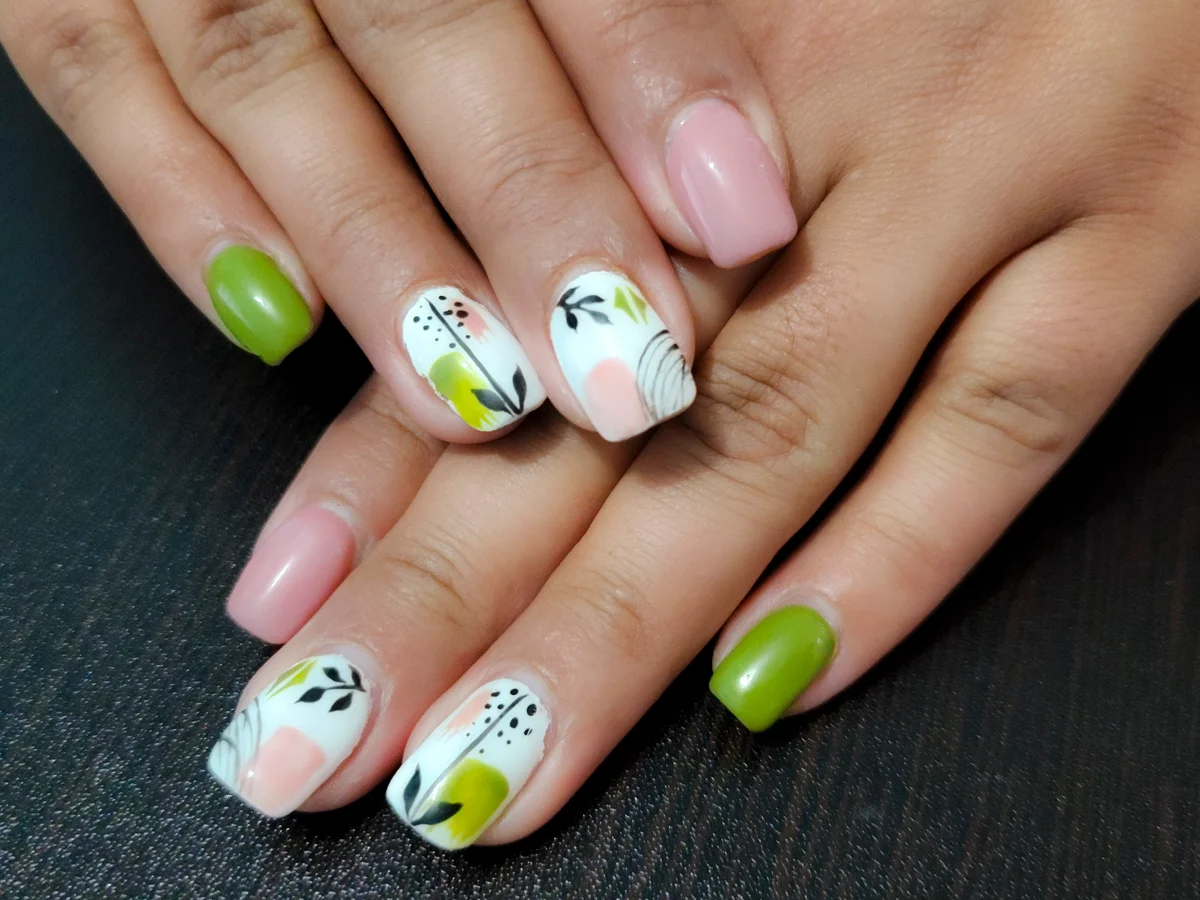 Green and Pink Nails Art