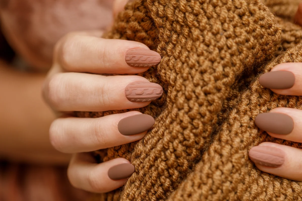 manicure with a knitted texture