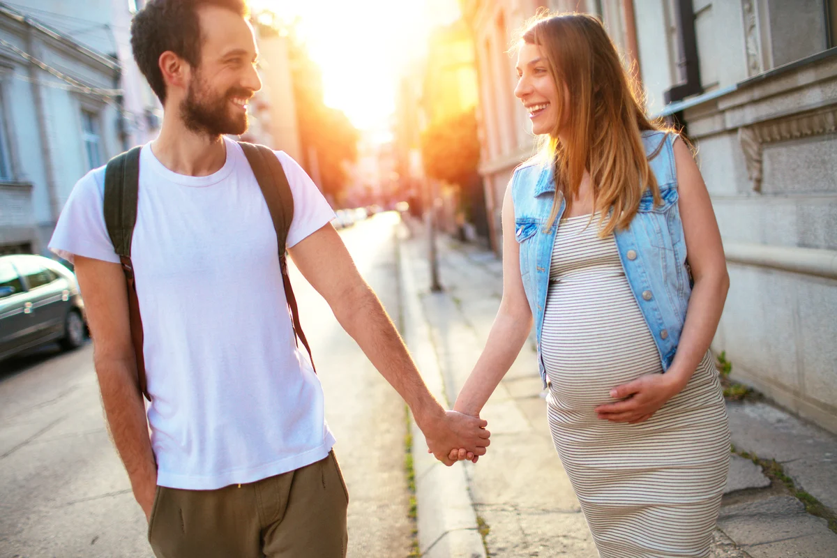 pregnant couple in the city