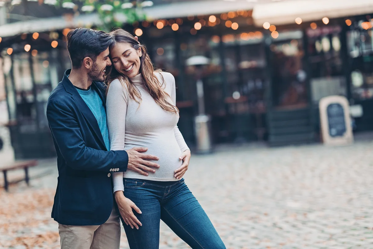 pregnant couple going to dinner