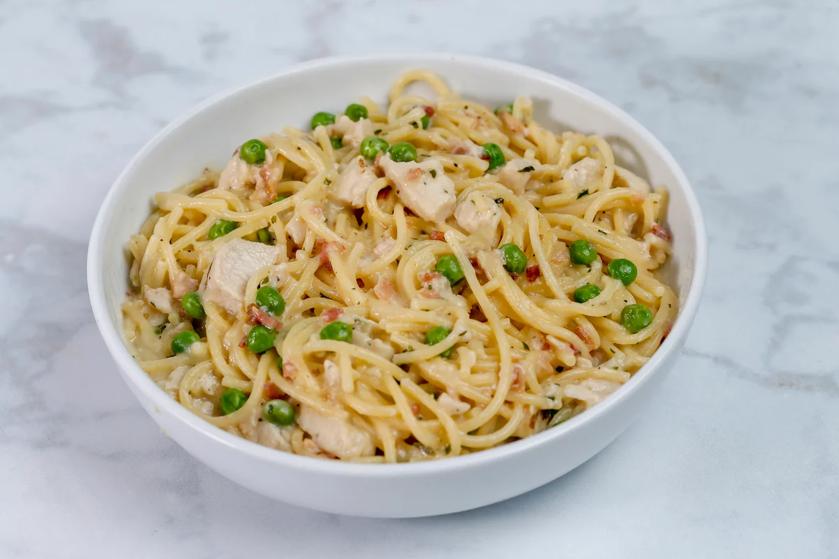 pasta carbonara with chicken and peas