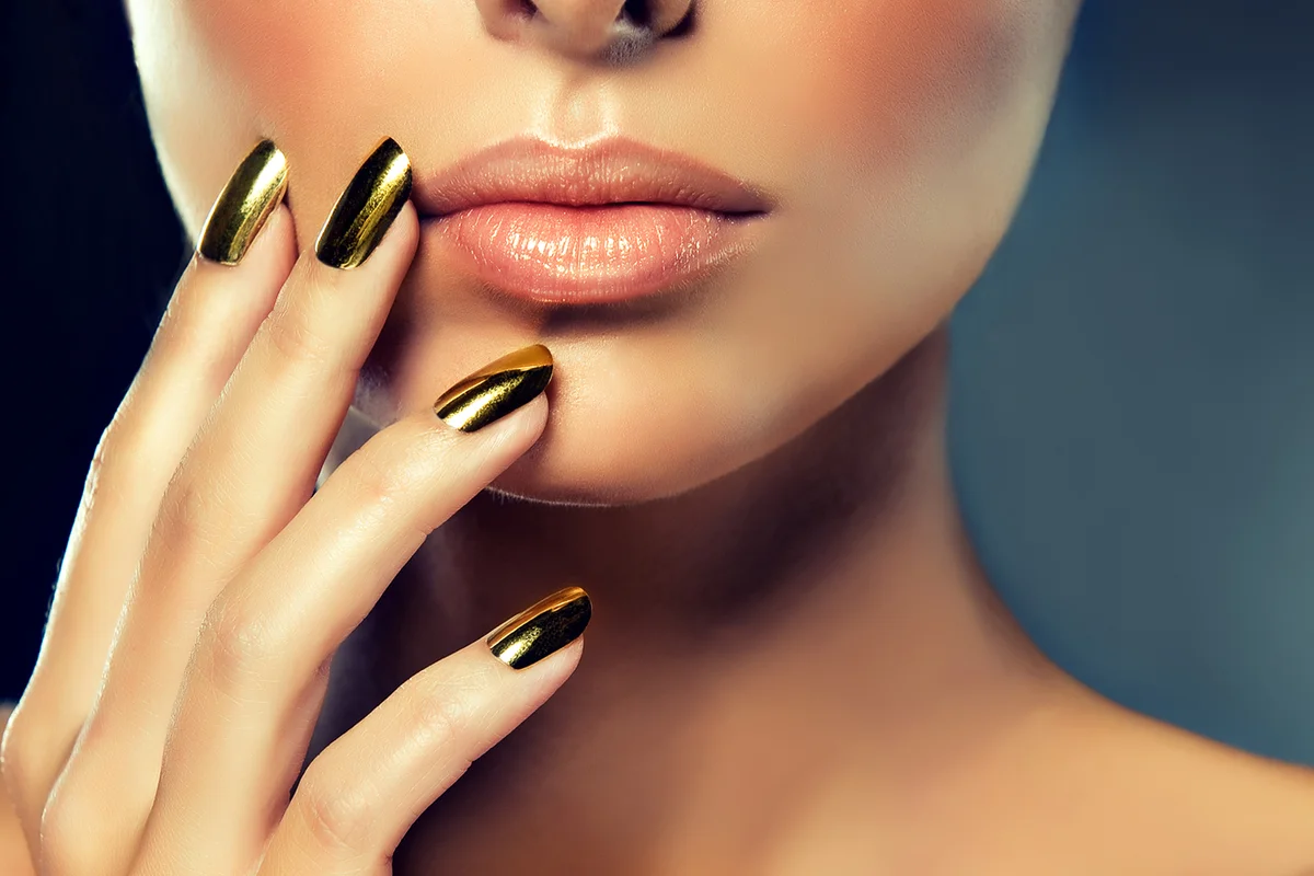 Metallic nail manicure