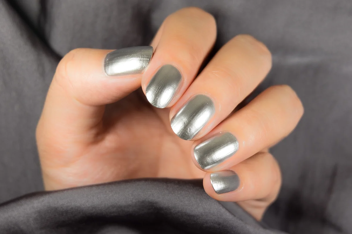 Metallic manicure