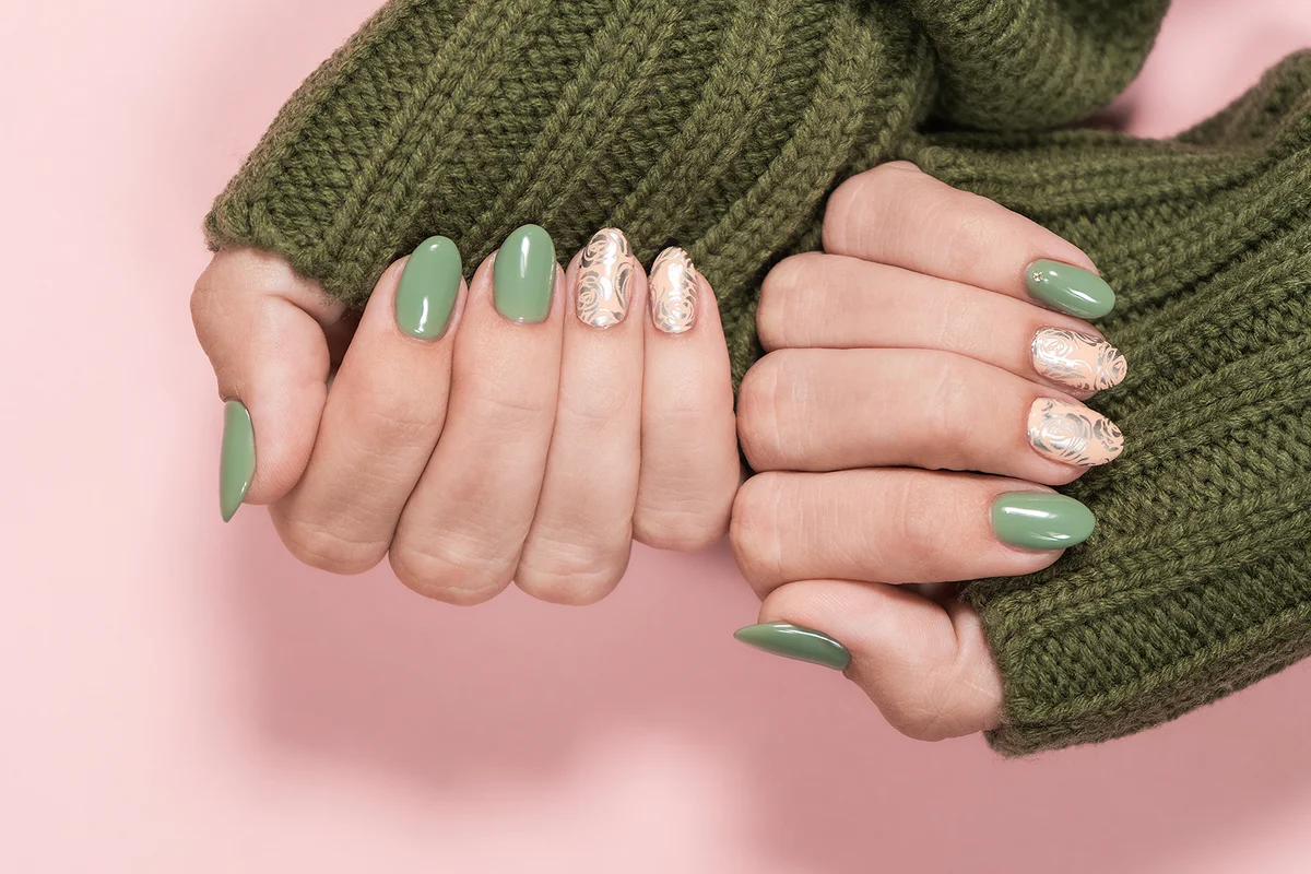 Metallic nail manicure