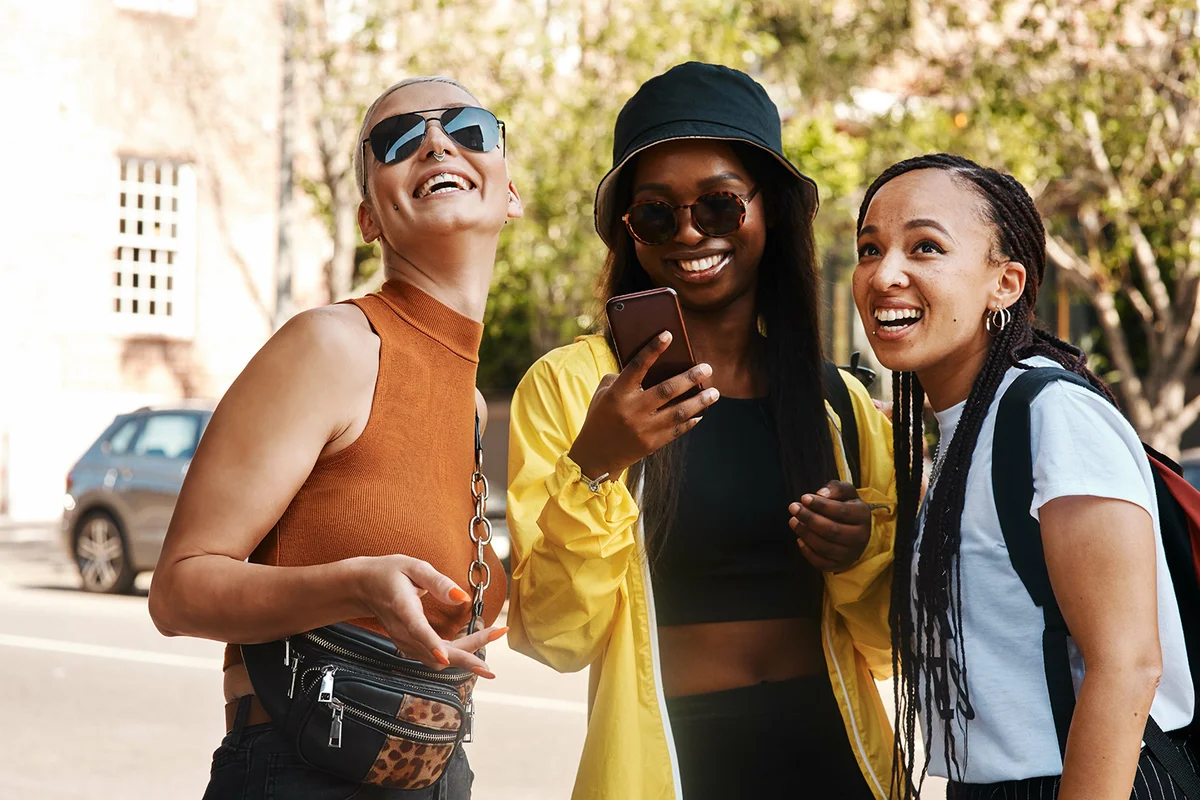 friends spending the day together in the city