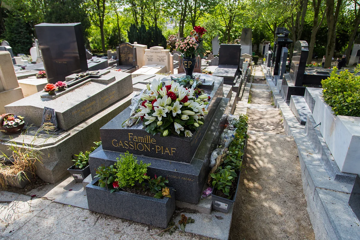 Edith Piaf 's grave in the Pere Lachaise Cemetery.