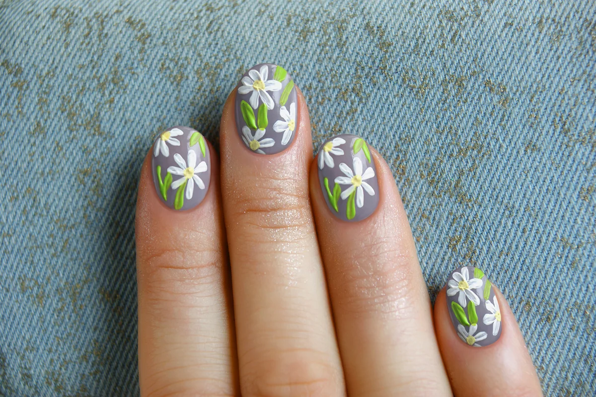 Nail art with chamomile flowers