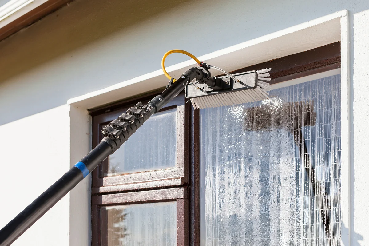 Equipment for washing and cleaning the window from the outside