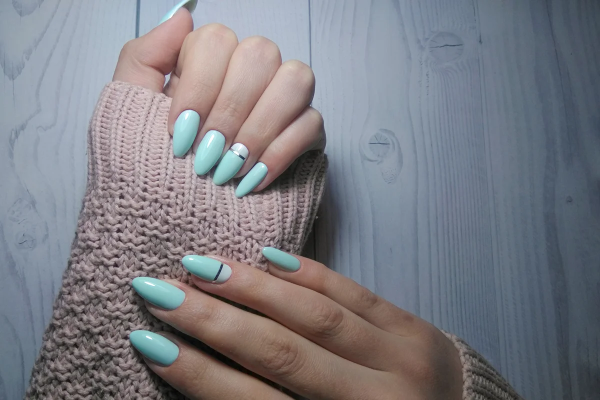 Blue glossy gel Polish on women's handles with shiny stripe design and gradient