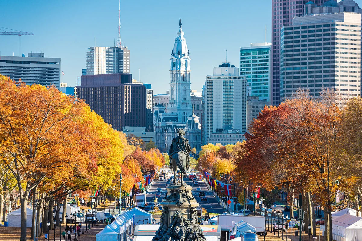 Philadelphia, Pennsylvania, USA in autumn overlooking Benjamin Franklin Parkway.