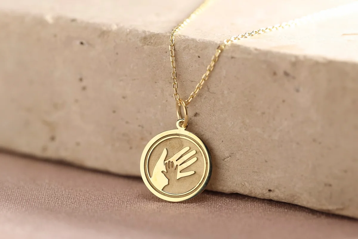 4k Solid Gold Mother And Child Hands Necklace