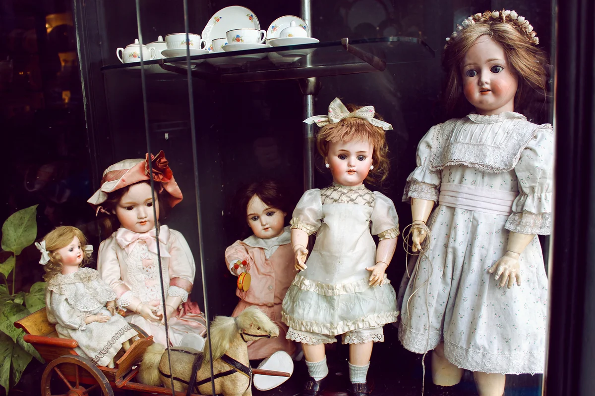 Old porcelain dolls at the shop window
