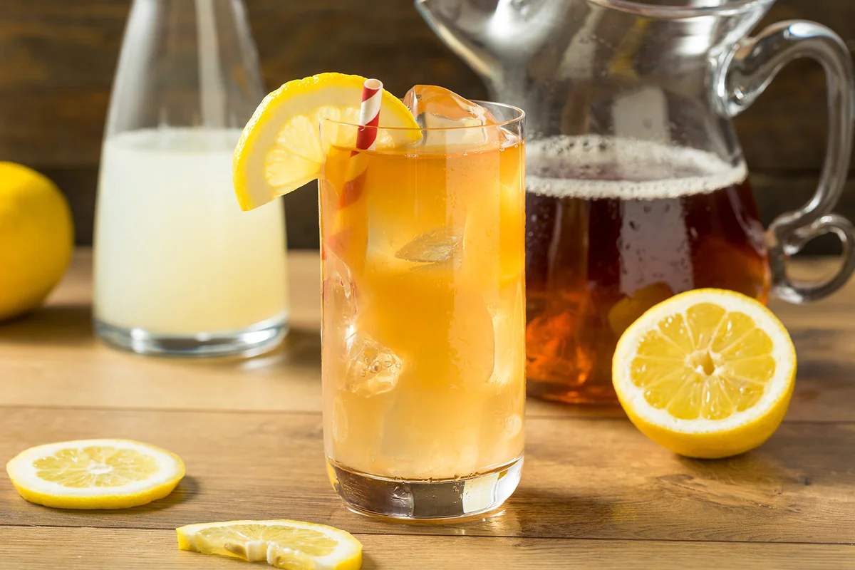 Refreshing Cold Lemonade and Iced Tea with a Lemon