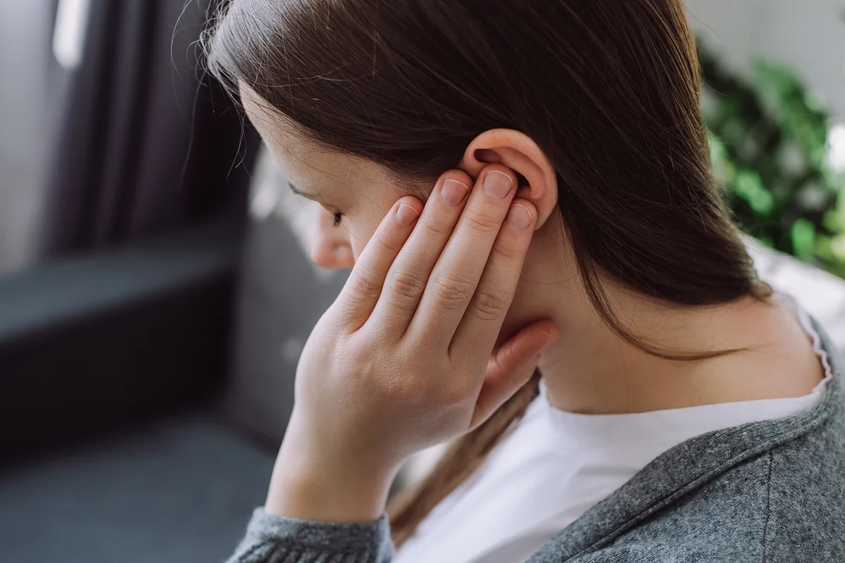 female touch plug ear suffer from noisy disturbing sound