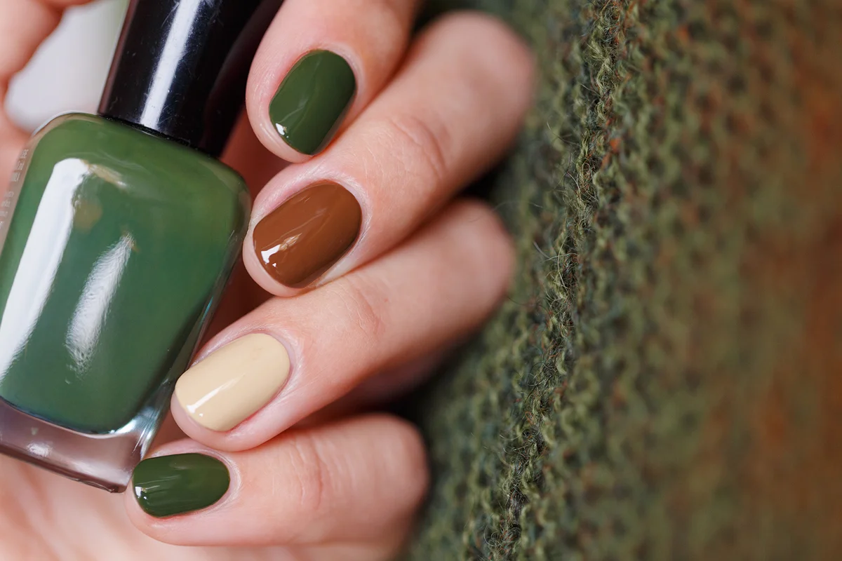 Nails coloured with autumn style knitted pattern